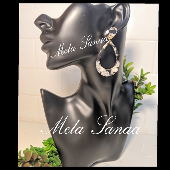 🍒5/$30-Tear Drop Styled earrings🍒 - Picture 2 of 4